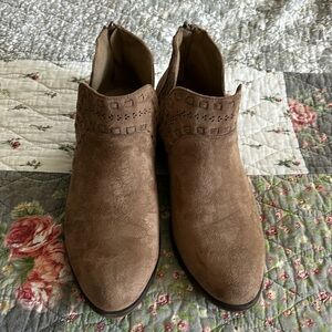 Natural reflections faux suede booties like new! Cute detailing size 8.5